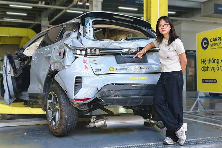 Cú va chạm mạnh đã khiến chiếc Lynk &amp; Co 06 bị đẩy về phía trước, va chạm với 1 xe con rồi lật 6 vòng. Chiếc Lynk &amp; Co 06 lao về phía vệ đường, dừng lại sau khi chạm vào hàng rào sát mương nước và lật ngửa. Rất may mắn, cả 4 người ngồi trên xe, bao gồm cả em bé 4 tháng tuổi, đều không bị thương nặng.