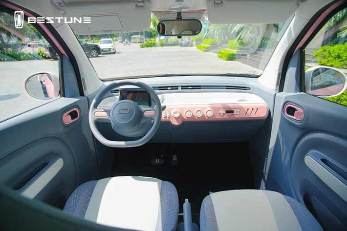 Trang bị của xe điện cỡ nhỏ Bestune Xiaoma ở mức cơ bản, gồm camera lùi, cảm biến lùi, màn hình hiển thị 7 inch sau vô lăng và hai chế độ lái Eco và Sport. Xe không có một số tính năng an toàn như túi khí hay hệ thống ABS.