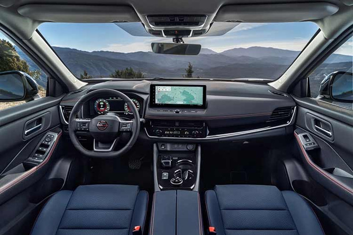 Bên trong cabin, Nissan tập trung nâng cao cảm nhận cao cấp cho người dùng thông qua việc sử dụng các vật liệu mới. Ghế ngồi có tùy chọn da chần màu nâu hạt dẻ, khu vực bảng điều khiển trung tâm được trang trí bằng ốp gỗ màu nâu, đồng thời bổ sung tùy chọn da tổng hợp.