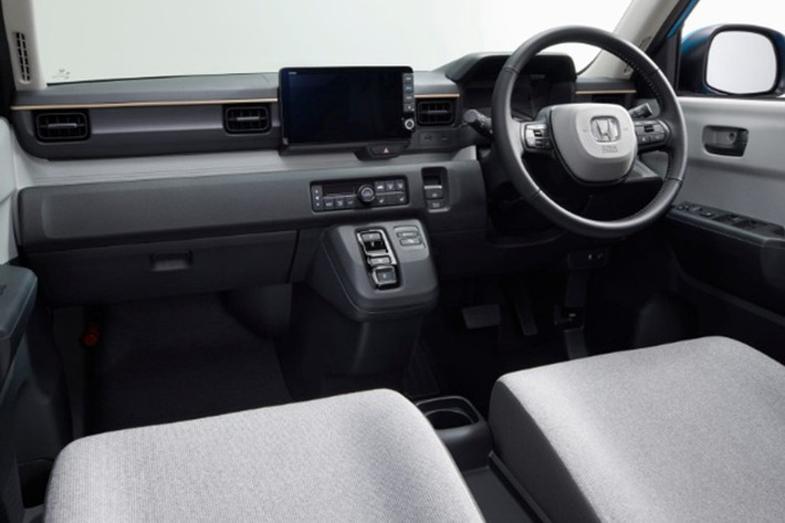 Khoang cabin của N-ONE e: gây ấn tượng với cách bố trí đơn giản nhưng tiện nghi. Trung tâm là màn hình cảm ứng 9 inch, hệ thống âm thanh đa phương tiện, vô lăng hai chấu bọc da tích hợp đa chức năng,...