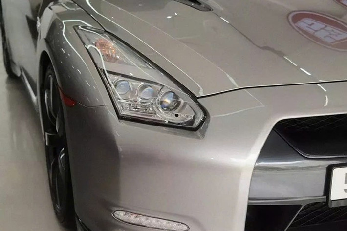 Ngoại thất chiếc Nissan GT-R R35 này mang màu xám với rất nhiều chi tiết sơn đen, cũng như bộ mâm 7 chấu đơn to bản sơn màu tối.