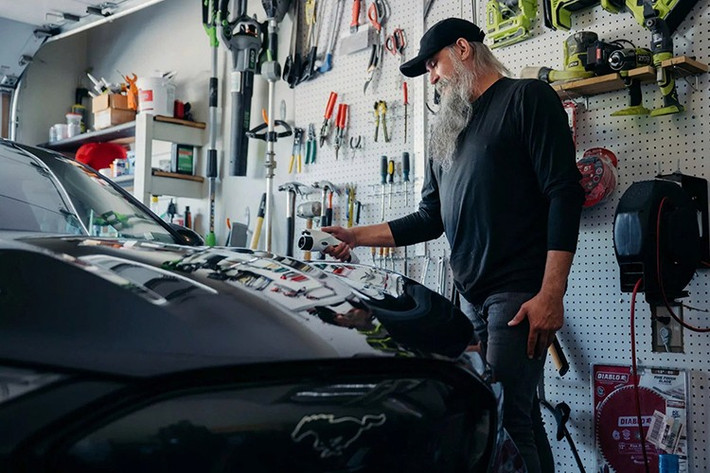 Ford Việt Nam đã xác nhận thời điểm ra mắt chính thức của mẫu xe điện Mustang Mach-E là ngày 15/8 tới. Hiện thông số kỹ thuật cụ thể của Mustang Mach-E bản Việt Nam vẫn chưa được công bố. Tuy nhiên, tại thị trường Mỹ, nếu người dùng lựa chọn phiên bản sử dụng bộ pin mở rộng, tầm vận hành tối đa của xe sau một lần sạc có thể lên đến 515 km.