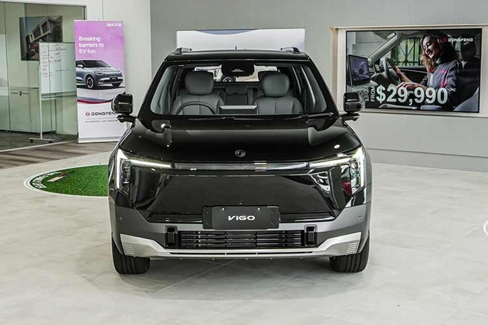 Dongfeng Vigo tại Malaysia có 6 màu ngoại thất, gồm trắng Arctic White, bạc Titanium Silver, be Sandstone Beige, xanh Mosswood Green, cam Canyon Orange và đen Cyber Black. Vào hồi tháng 11/2025, Dongfeng đã công bố sẽ tiếp tục mở rộng danh mục sản phẩm ở thị trường Việt Nam trong quý I năm nay với 2 mẫu xe mới, bao gồm Vigo và Mage chạy điện.