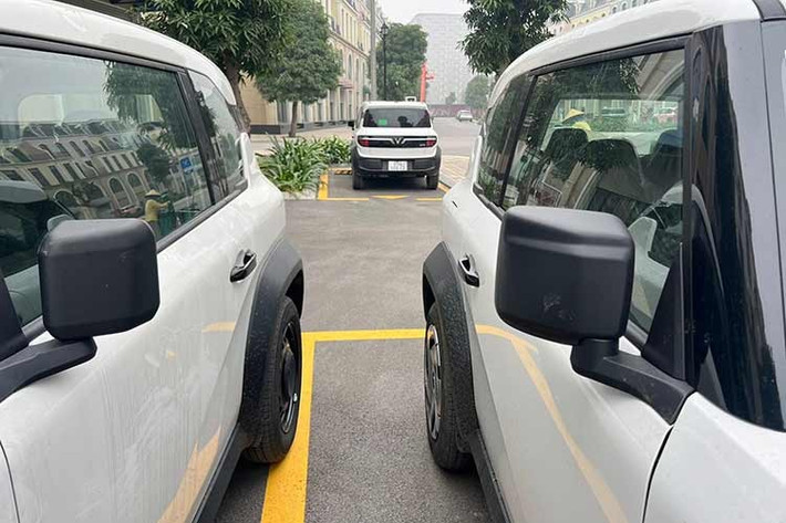 Song song đó, hệ thống gương chiếu hậu cũng được nâng cấp lên chỉnh điện thay vì chỉnh cơ hoàn toàn như trước. Việc điều chỉnh mặt gương giờ đây trở nên chuyên nghiệp và thuận tiện hơn thông qua các thao tác trực tiếp trên màn hình trung tâm, giúp người lái dễ dàng tìm được góc quan sát tối ưu mà không cần rời khỏi vị trí ngồi.