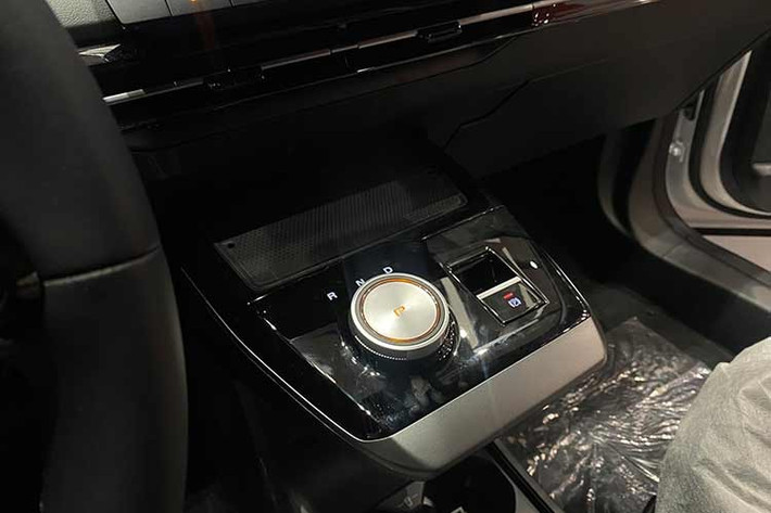 Xe có vô lăng thiết kế hai chấu dạng D-cut bọc da, tích hợp các nút điều khiển, bảng đồng hồ kỹ thuật số 7 inch, màn hình cảm ứng trung tâm 10,25 inch, hỗ trợ Apple CarPlay/Android Auto, núm xoay chuyển số, sạc điện thoại không dây và điều hòa tự động 1 vùng.