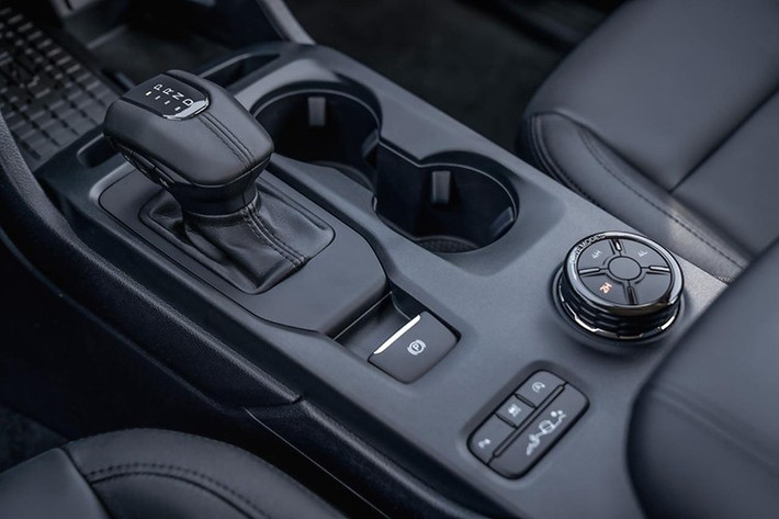 Theo Ford, cấu hình động cơ mới mang lại “công suất và mô-men xoắn dẫn đầu phân khúc”, giúp Everest Tremor có lợi thế rõ rệt khi đặt cạnh các đối thủ trực tiếp như Toyota Land Cruiser Prado, Toyota Fortuner, Mitsubishi Montero Sport, Isuzu MU-X hay Nissan X-Terra.