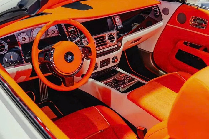 Bên trong xe, phong cách rực rỡ tiếp tục được duy trì. Khoang nội thất được bọc bằng da màu trắng - cam tương phản mạnh. Không rõ phối màu này là một phần của gói độ Venuum hay xuất phát từ cấu hình nguyên bản của xe, chỉ thấy là hoàn toàn ăn khớp với triết lý “càng nổi càng tốt” ở bên ngoài.