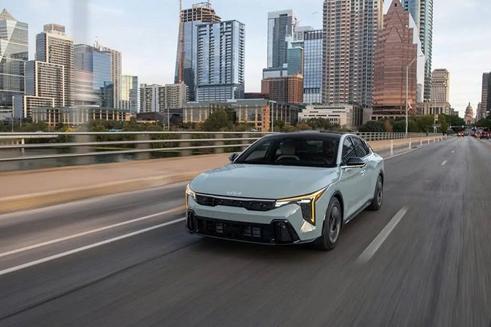 Bước sang phiên bản 2026, Kia K4 – mẫu sedan bán chạy nhất của hãng tại thị trường Mỹ – có mức giá điều chỉnh tăng nhẹ, đi kèm với việc bổ sung thêm một số trang bị tiêu chuẩn trên các phiên bản tầm trung. Dù vậy, K4 vẫn được đánh giá là lựa chọn hấp dẫn trong phân khúc nhờ giá bán dễ tiếp cận và trang bị ngày càng hoàn thiện.