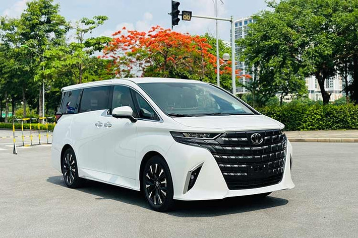 7. Toyota Alphard: 25 xe ﻿Alphard là mẫu xe Toyota thứ 3 có mặt trong top 10 này, sau Corolla Altis và Land Cruiser Prado. Mẫu MPV cao cấp được mệnh danh "chuyên cơ mặt đất" này có doanh số 25 chiếc, giảm 21,8%. Tương tự người anh em Land Cruiser Prado, Toyota Alphard liên tục có sức bán thuộc top cuối của thị trường vì giá cao, dao động từ 4,37-4,415 tỷ đồng.