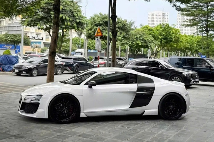 Mới đây, một chiếc siêu xe Audi R8 thế hệ đầu tiên vừa xuất hiện tại Hà Nội, đây là 1 bất ngờ khá lớn vì trước đó xe đã được giao dịch cách đây 1 tháng. Đây là 1 trong 2 siêu xe Audi R8 độ khủng nhất Việt Nam, xe còn lại được độ máy và cũng đang ở Hà Nội.