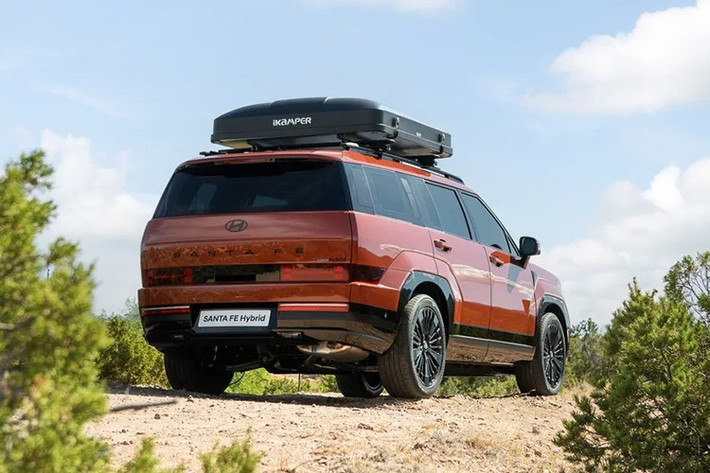 Về trang bị an toàn, Santa Fe Hybrid sở hữu hàng loạt các tính năng hỗ trợ lái như: Phanh ABS, phân bổ lực phanh EBD, hỗ trợ phanh khẩn cấp BA, cân bằng điện tử ESC, chống trượt TCS, hỗ trợ khởi hành ngang dốc HAC và đổ đèo DBC. Xe còn được trang bị kiểm soát hành trình thích ứng có tính năng dừng và đi, cảnh báo va chạm phía trước với hỗ trợ phanh tự động,...