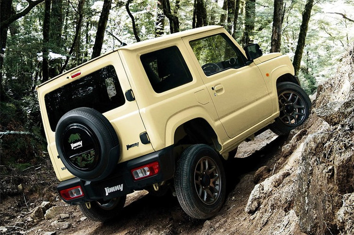 Tại thị trường Nhật Bản, Jimny 2026 đã bắt đầu nhận đặt hàng với giá bán dao động từ 1,92 đến 2,16 triệu yên (khoảng 12.800 – 14.400 USD) cho bản kei car, và từ 2,27 đến 2,39 triệu yên (15.200 – 15.900 USD) cho bản Jimny Sierra.