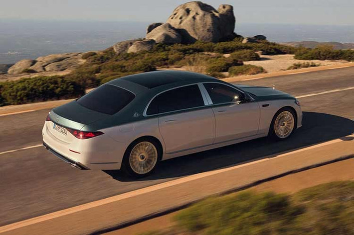 Để đảm bảo sự êm ái tuyệt đối, hệ thống treo chủ động của xe đã được nâng cấp thêm tính năng "đọc" và ghi nhớ dữ liệu mặt đường. Thông qua các cảm biến, xe có thể nhận diện và lưu trữ vị trí các ổ gà hoặc đoạn đường xấu vào bộ nhớ, từ đó tự động điều chỉnh giảm xóc để tối ưu hóa sự thoải mái cho hành khách trong những lần di chuyển sau trên cùng lộ trình.