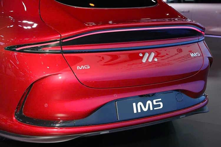 Tại thị trường Thái Lan, mẫu ôtô điện MG đến từ Trung Quốc này có những trang bị ngoại thất như hệ thống đèn LED từ trước ra sau, đèn pha bật/tắt tự động, kính lái cách âm 2 lớp...