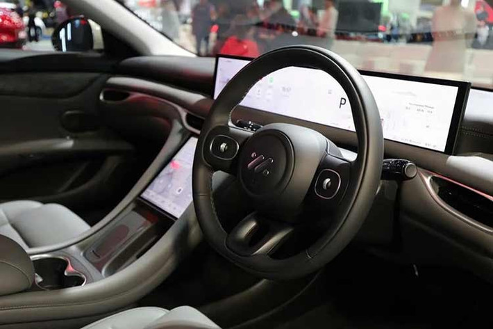 Tiếp đến là bảng đồng hồ kỹ thuật số, màn hình cảm ứng trung tâm 10,5 inch, hỗ trợ kết nối Apple CarPlay/Android không dây, hệ thống âm thanh vòm 7.1.4 Spatial Audio với 20 loa gồm 16 loa xung quanh và 4 loa trên trần...