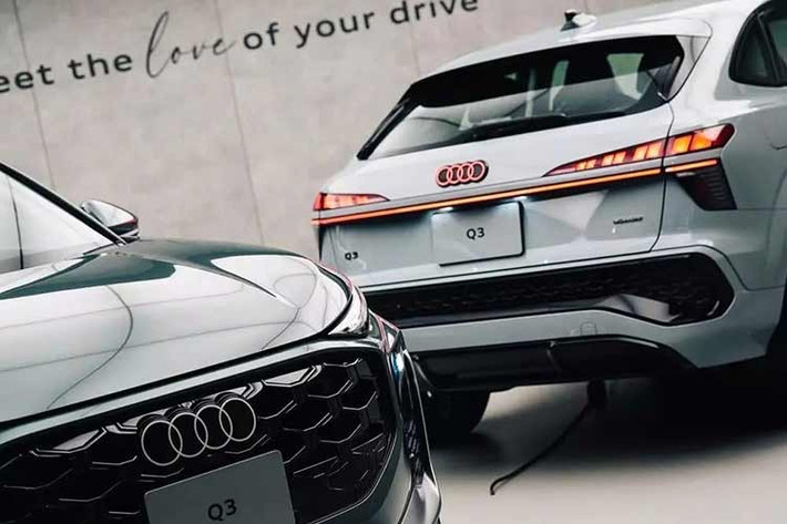 Gói trang bị S line sẽ có trên cả hai phiên bản của SUV hạng sang Audi Q3, đi kèm gói trang trí ngoại thất màu đen giúp tăng vẻ thể thao và mạnh mẽ cho xe.Bản Tech Plus dùng mâm hợp kim 19 inch trong khi bản Tech Pro được trang bị loại 20 inch. Ngoài ra, xe còn có 2 màu sơn ngoại thất mới là xanh Sage và xám Arrow.