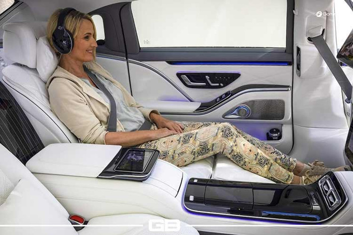 Hàng ghế sau vẫn là khu vực quan trọng nhất trên Mercedes-Maybach S-Class với cấu hình hai chỗ ngồi độc lập. Ghế thương gia có khả năng ngả sâu tương tự khoang hạng nhất trên máy bay, đi kèm các tiện nghi như cửa đóng mở tự động, tủ lạnh mini và ngăn chứa ly champagne mạ bạc.