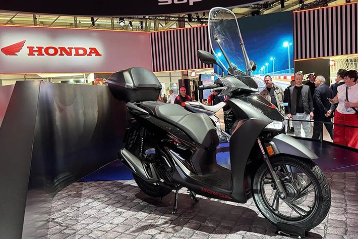Tại Triển lãm EICMA 2025 vừa diễn ra tại Ý, Honda đã chính thức giới thiệu loạt ấn phẩm của dòng xe ga cao cấp SH 2026 hoàn toàn mới với hàng loạt nâng cấp đáng chú ý. Từ SH125i, SH150i đến SH350i, tất cả đều được tinh chỉnh toàn diện về thiết kế, trang bị công nghệ và hiệu năng
