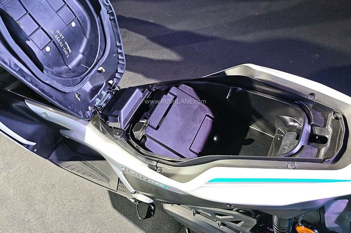 Mẫu xe này sử dụng bộ đôi pin 3 kWh với tổng công suất lên tới 6 kWh cho tổng quãng đường vận hành lên tới 106 km/lần sạc. Pin có thể tháo lắp dễ dàng, nhờ đó, người dùng có thể sạc pin linh hoạt.