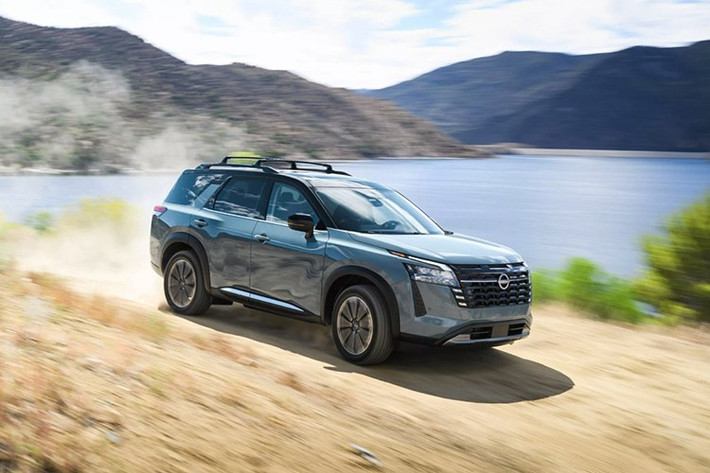 Pathfinder 2026 tiếp tục sử dụng động cơ V6 3.5L cho công suất 284 mã lực và mô-men xoắn cực đại 351 Nm, kết hợp hộp số tự động 9 cấp. Hệ dẫn động bốn bánh thông minh với 7 chế độ vận hành và sức kéo tối đa 2.720 kg vẫn được duy trì.