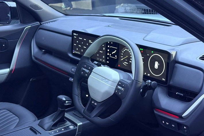 Bên trong khoang lái, Seltos thế hệ mới gây chú ý với màn hình toàn cảnh cỡ lớn 30 inch, tích hợp cụm đồng hồ kỹ thuật số và màn hình giải trí trung tâm. Vô lăng lấy cảm hứng từ Kia EV6, hệ thống âm thanh cao cấp Bose 8 loa được trang bị tiêu chuẩn trên mọi phiên bản...