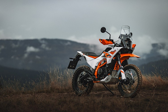 KTM đã chính thức ra mắt Adventure X 2025 tại thị trường Ấn Độ. Những trang bị điện tử cao cấp của 390 Adventure R nay đã được trang bị cho KTM 390 Adventure X, khiến chiếc xe trở thành lựa chọn tốt hơn cho biker không quá quan tâm tới địa hình.