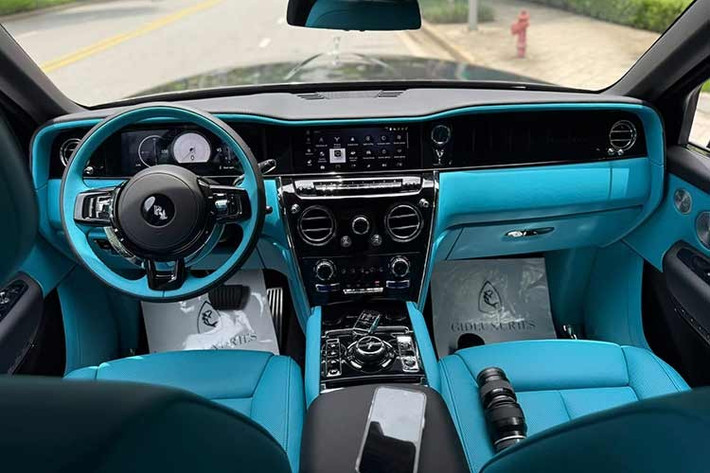 Mỗi ghế đi kèm một bàn picnic nhỏ và một màn hình thông tin giải trí, được gắn cố định trên lưng ghế trước. Trong vai trò một SUV siêu sang, không gian và sự yên tĩnh hướng tới chuẩn mực biệt lập, đi cùng sự cá nhân hóa quen thuộc của Rolls-Royce (tùy theo cấu hình mỗi xe).