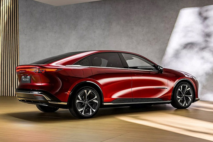 Mazda 6e sở hữu thiết kế fastback 5 cửa hiện đại, mang đậm dấu ấn ngôn ngữ KODO đặc trưng. Kích thước tổng thể dài 4.921 mm, rộng 1.890 mm, cao 1.491 mm, chiều dài cơ sở đạt 2.895 mm.
