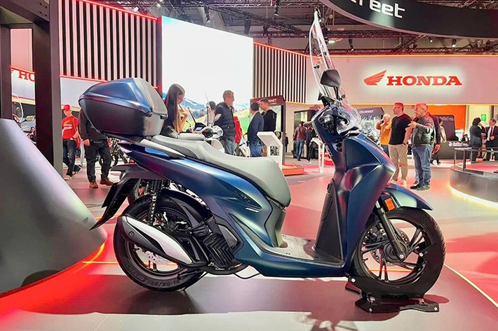 Honda SH 2026 sở hữu ngôn ngữ thiết kế hiện đại và đồng bộ hơn, cùng bảng màu mới đầy ấn tượng. Ba mẫu xe chia sẻ cùng phong cách sang trọng, công nghệ tiên tiến và sự tin cậy vốn đã làm nên tên tuổi Honda suốt hơn bốn thập kỷ. Được sản xuất tại nhà máy Atessa (Chieti, Ý) – trung tâm sản xuất của Honda tại châu Âu – SH 2026 vẫn giữ trọn bản sắc: thanh lịch, tiện dụng và công nghệ cao.