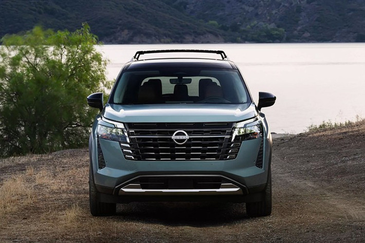 Ngoài ra, Nissan còn bổ sung màu sơn Baltic Teal mới, giúp chiếc SUV Pathfinder 2026 trông nổi bật hơn trong dòng sản phẩm. Ở cấu hình Platinum cao cấp, xe sở hữu bộ mâm hợp kim 20 inch thiết kế mới, đi kèm ghế da họa tiết quả trám và các chi tiết trang trí giả gỗ tinh xảo trong khoang lái.