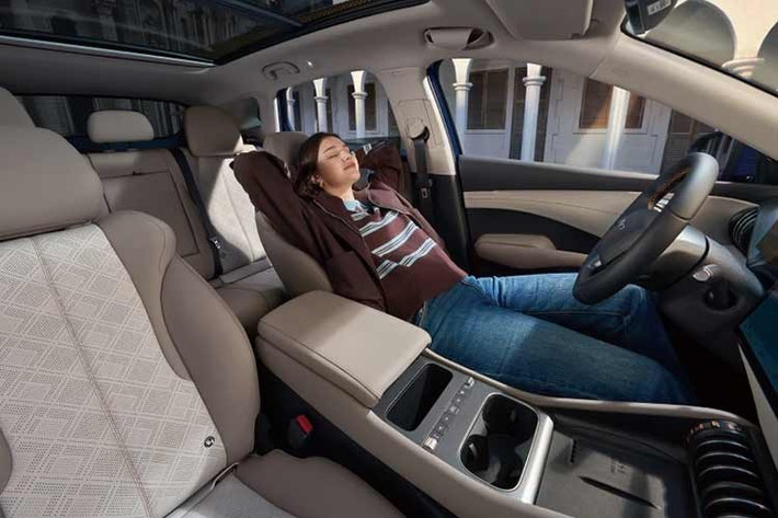 Điểm đáng giá nhất trên BYD Atto 3 Evo 2026 là hệ thống điện cao áp 800V, đây là cấu hình vốn chỉ xuất hiện trên các mẫu xe điện hiệu năng cao hoặc xe cao cấp.