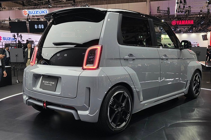 Xe được trang bị cản trước, sau thiết kế lại với các hốc gió, vòm bánh loe rộng cùng cánh gió đuôi và bộ mâm hợp kim 15 inch sơn đen Berlina Black. Một số thay đổi giúp Super-One dài hơn 194 mm, rộng hơn 98 mm và cao hơn 71 mm so với N-One e:, trong khi vẫn giữ nguyên chiều dài cơ sở.