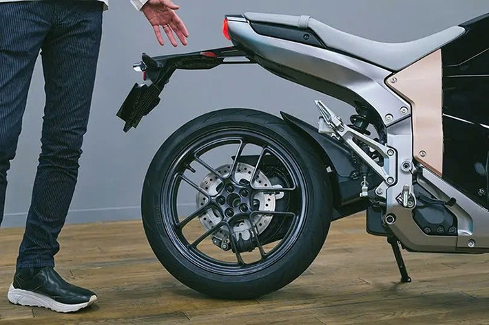 “Linh hồn” của WN7 nằm ở khối động cơ điện có công suất tối đa 50 kW, tương đương 67 mã lực và mô-men xoắn tức thời đạt 100 Nm. Sức mạnh này cho phép xe tăng tốc từ 0-100 km/h chỉ trong 4,6 giây trước khi đạt tốc độ tối đa 129 km/h, những thông số tương đương với các dòng mô tô xăng 600 phân khối hiện nay.