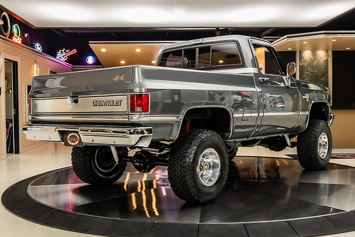 Chevrolet cung cấp mẫu xe Silverado đời 1987 này cả phiên bản dẫn động cầu trước (2WD) dưới dạng dòng C và phiên bản dẫn động bốn bánh (4WD) (dòng K).