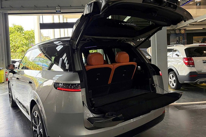 Xe được phát triển trên nền tảng khung gầm SPA Evo và sử dụng hệ truyền động plug-in hybrid với động cơ xăng tăng áp 2.0L, kết hợp cùng 3 mô-tơ điện, cho tổng công suất 650 kW (khoảng 884 mã lực). Mô-tơ điện phía trước có công suất 123 kW (167 mã lực) trong khi con số tổng cộng của hai mô-tơ nằm trên cầu sau là 340 kW (462 mã lực). Xe có thể tăng tốc từ 0-100 km/h trong 4,3 giây và đạt tốc độ tối đa 230 km/h.