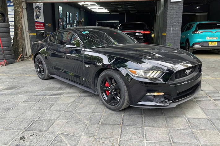 Thú vị là chiếc xe Ford Mustang GT này lại chung nhà với siêu xe Ferrari 458 Italia, cũng mới được mua lại từ một tay chơi xe Hà Nội khác. Như vậy, cặp đôi Ferrari 458 Italia và Ford Mustang GTmang biển Hà Nội đã về chung nhà với nhau.