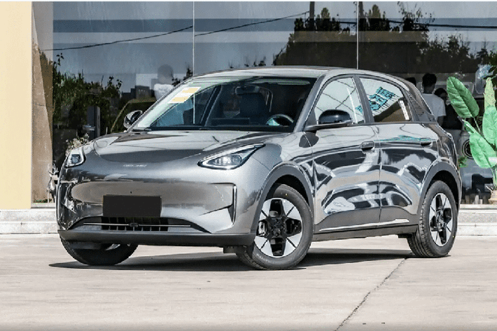 Trong bối cảnh thị trường ôtô Trung Quốc đang chứng kiến cuộc đua khốc liệt giữa các hãng xe nội địa và quốc tế, bảng xếp hạng 20 mẫu xe bán chạy nhất nửa đầu năm 2025 vừa được công bố bởi Yiche - hãng truyền thông chuyên ngành ôtô tại Trung Quốc đã phản ánh rõ xu hướng dịch chuyển sang xe năng lượng mới (NEV). Bảng này cũng cho thấy sự trỗi dậy mạnh mẽ của các thương hiệu nội địa.