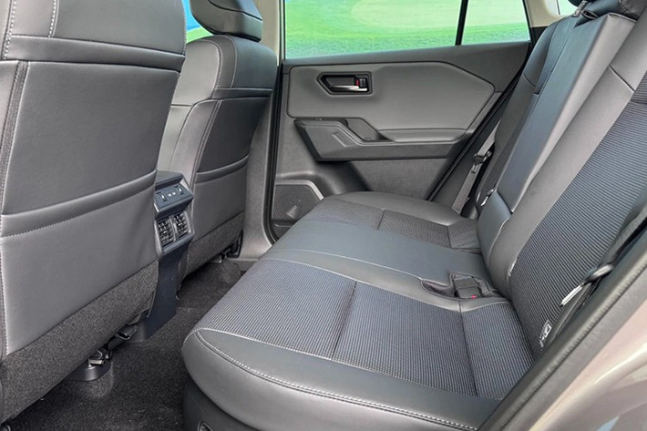 Dự kiến, Toyota sẽ chính thức ra mắt RAV4 mới trong nửa đầu năm 2026, nhiều khả năng tại Triển lãm Ô tô Quốc tế Philippines (PIMS). Hiện tại, hãng chưa công bố giá bán và các phiên bản phân phối tại thị trường nội địa.