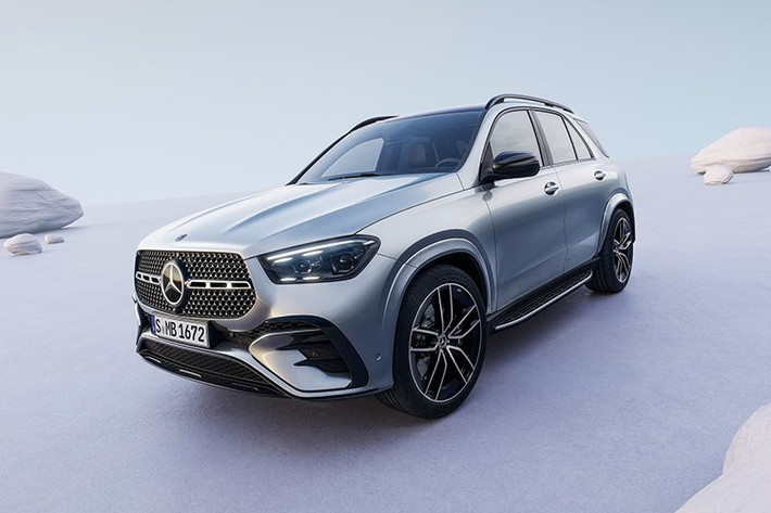 Theo thông tin từ một đại lý chính hãng, Mercedes-Benz GLE 400e 2025 đã có mặt tại Việt Nam và đang hoàn thiện thủ tục đăng kiểm trước khi chính thức ra mắt. Đại lý này cũng cho biết đã bắt đầu nhận đơn đặt cọc từ khách hàng quan tâm.
