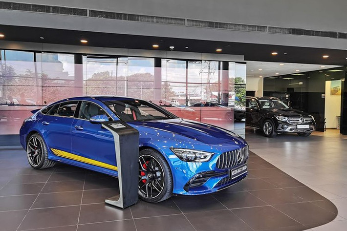Nhờ đó, coupe hạng sang 4 cửa Mercedes-AMG GT 53 4Matic bản nâng cấp giữa vòng đời có khả năng tăng tốc từ vị trí xuất phát lên 100 km/h chỉ trong vòng thời gian 4,5 giây trước khi đạt vận tốc tối đa được giới hạn điện tử ở con số 285 km/h.