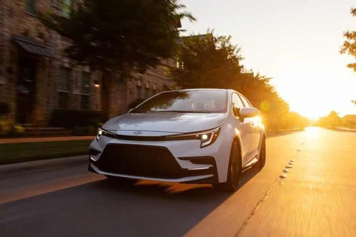 Toyota Corolla ﻿Honda Civic không lọt danh sách lần này, nhưng nếu muốn một mẫu sedan Nhật Bản giá rẻ, Toyota Corolla là lựa chọn hợp lý. Thậm chí hiện tại, khách hàng Mỹ không cần trả cao hơn giá niêm yết để mua mẫu xe này.