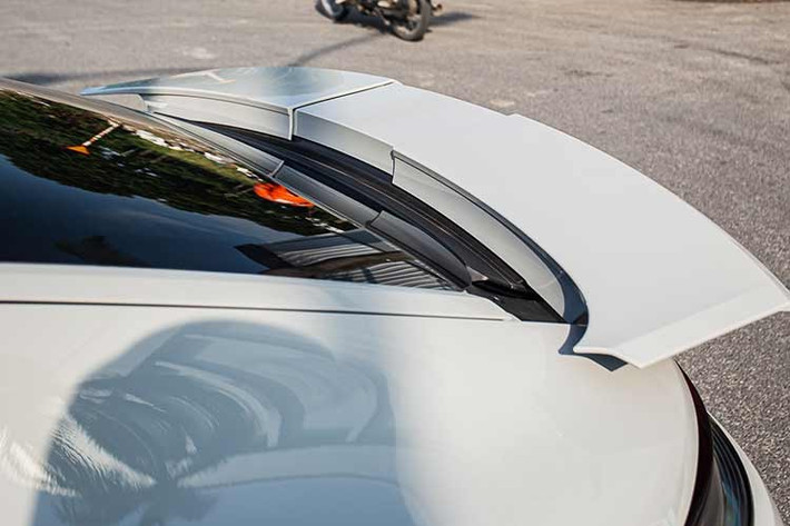 So với bản thường, Porsche Panamera Turbo S 2022 không có nhiều sự khác biệt. Đầu xe thay đổi nhẹ với hốc gió liền mạch và lớn hơn, đi kèm cụm đèn chiếu sáng LED Matrix. Tùy chọn đèn này có giá trên 70 triệu đồng trong bảng tùy chọn chính hãng. Bên trong hốc gió là các cánh chia gió sơn đen tạo điểm nhấn.