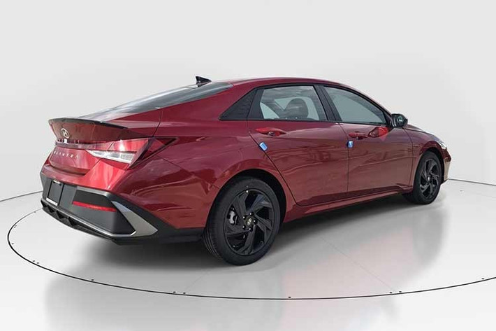 Nếu có điều kiện, bạn nên mua Hyundai Elantra phiên bản Hybrid cho năm 2026, vì nó êm ái hơn và tiết kiệm nhiên liệu hơn. Tuy nhiên, bản thường vẫn đáng để lái thử.