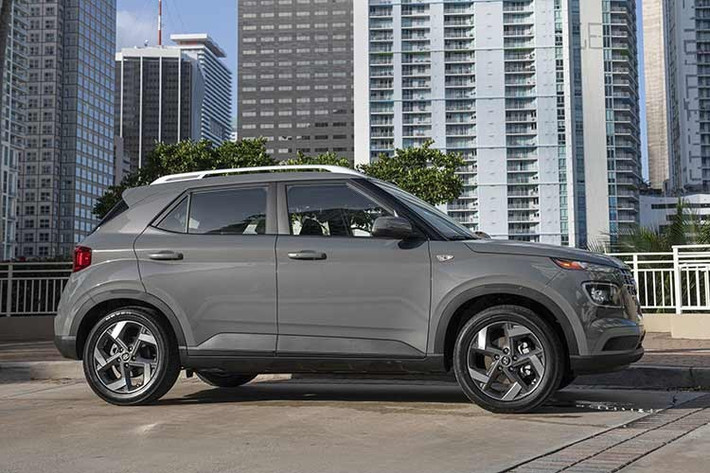 Với lốp tốt thì khả năng vận hành mùa đông của xe vẫn ổn. Cả Chevrolet Trax và Hyundai Venue đều không sang trọng, nhưng không gian sử dụng tốt hơn bạn tưởng nếu chỉ nhìn vào kích thước của xe.