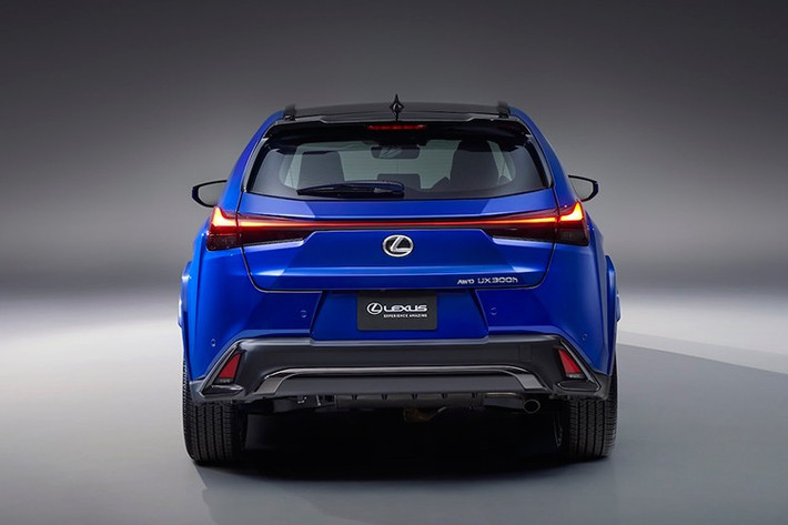 Mức giá khởi điểm của UX 2026 tăng nhẹ lên 38.250 USD (khoảng hơn 999 triệu đồng), trong khi phiên bản cao cấp nhất UX 300h AWD F Sport Handling có giá 48.240 USD (khoảng 1,260 tỷ đồng), nhỉnh hơn 170 USD so với trước.