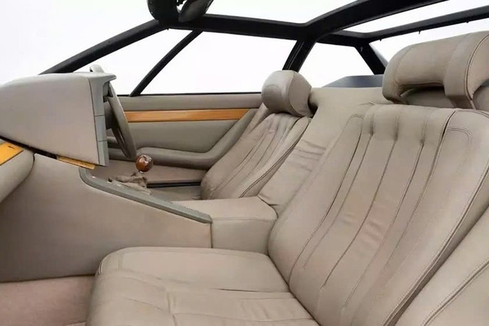 Rudd được Chapman giao nhiệm vụ phát triển động cơ V8 dựa trên động cơ bốn xi-lanh thẳng hàng 900 Series của công ty, sản sinh công suất hơn 320 mã lực. Ra mắt năm 1972, đây là động cơ đầu tiên do công ty Anh Quốc tự phát triển hoàn toàn. Động cơ này đã được sử dụng trên nhiều mẫu xe, bao gồm Esprit, Eclat, Elite và Excel.