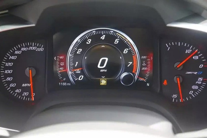 Các trang bị khác gồm; hệ thống âm thanh Bose, hệ thống khởi động và mở cửa không cần chìa khóa, điều hòa tự động hai vùng, kiểm soát hành trình, màn hình hiển thị trên kính chắn gió, cùng vô lăng bọc sợi carbon và da.