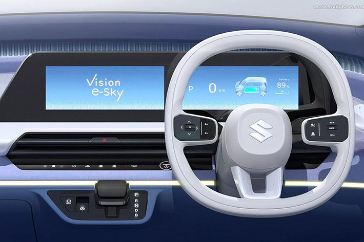 Xe được trang bị vô lăng hình vuông nhưng bo tròn "bắt trend" với các nút điều khiển đa chức năng trên nền đen bóng. Bên cạnh đó là hai màn hình kỹ thuật số, bao gồm bảng đồng hồ hiển thị các thông tin quan trọng như dung lượng pin, quãng đường còn lại, tốc độ và trạng thái đèn chiếu sáng,...