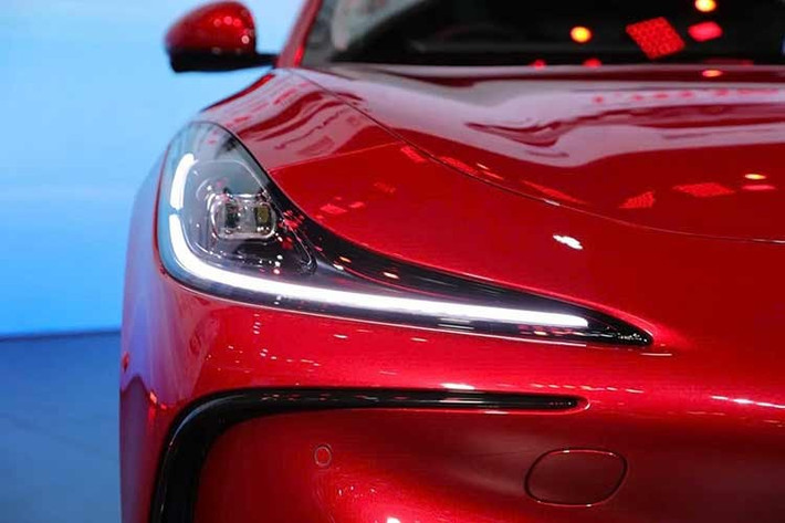 Xe có tay nắm cửa thiết kế dạng ẩn, gương chiếu hậu không khung và cụm đèn hậu mỏng tích hợp vào cánh gió nhỏ ở phía sau với phong cách hiện đại hơn.