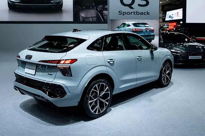 Mẫu SUV hạng sang này nổi bật với công nghệ chiếu sáng thế hệ mới nhất của Audi, gồm đèn pha LED với đèn LED định vị ban ngày có thể tùy chỉnh 3 kiểu, dải đèn LED vắt ngang cửa cốp, kết hợp logo 4 vòng tròn phát sáng trên bản Tech Pro.